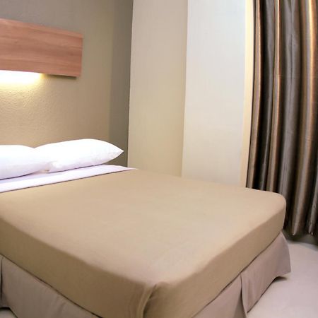 The Center Suites Cebu Exteriör bild