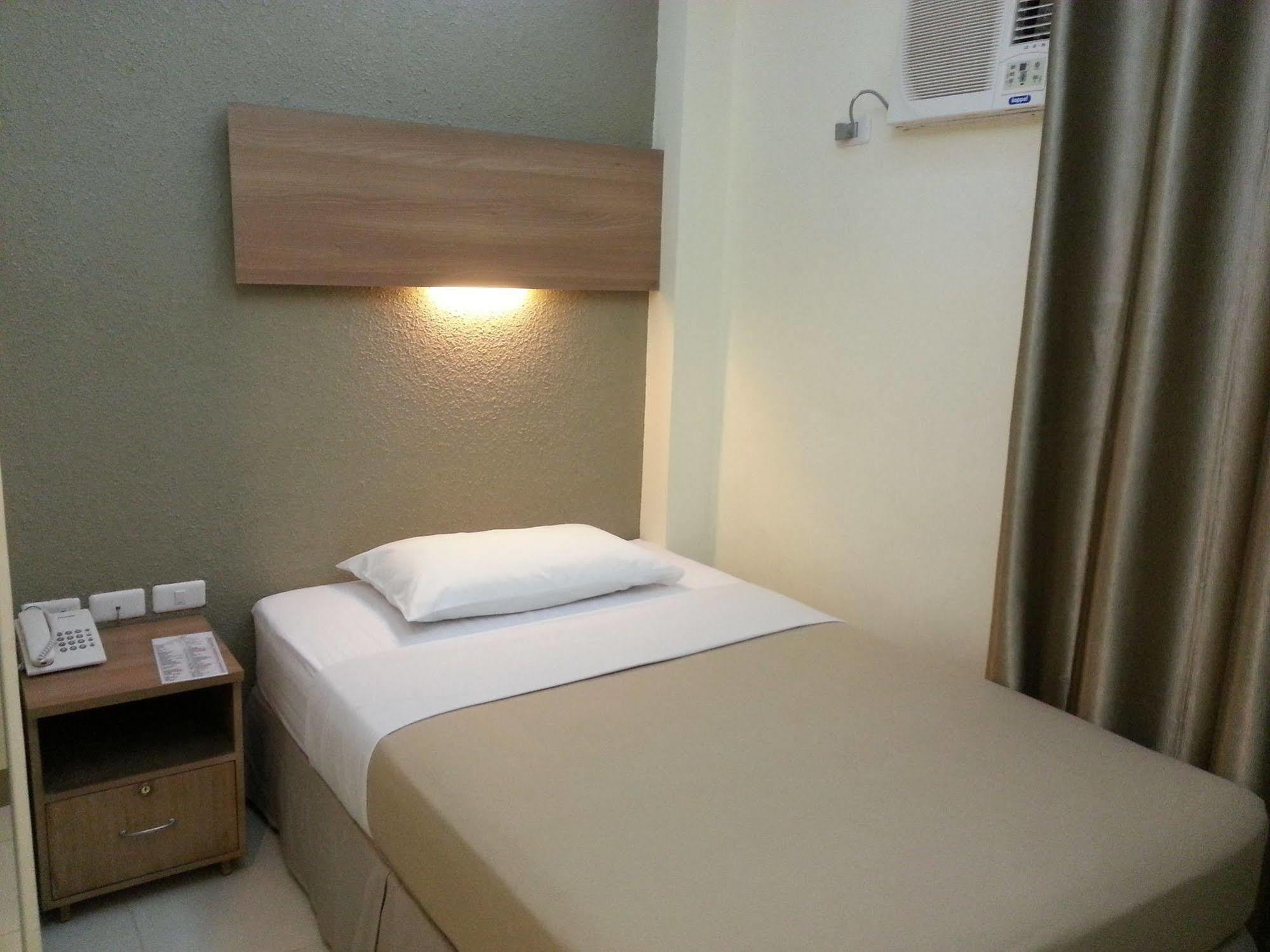 The Center Suites Cebu Exteriör bild