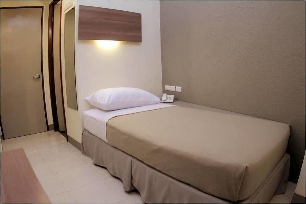 The Center Suites Cebu Exteriör bild
