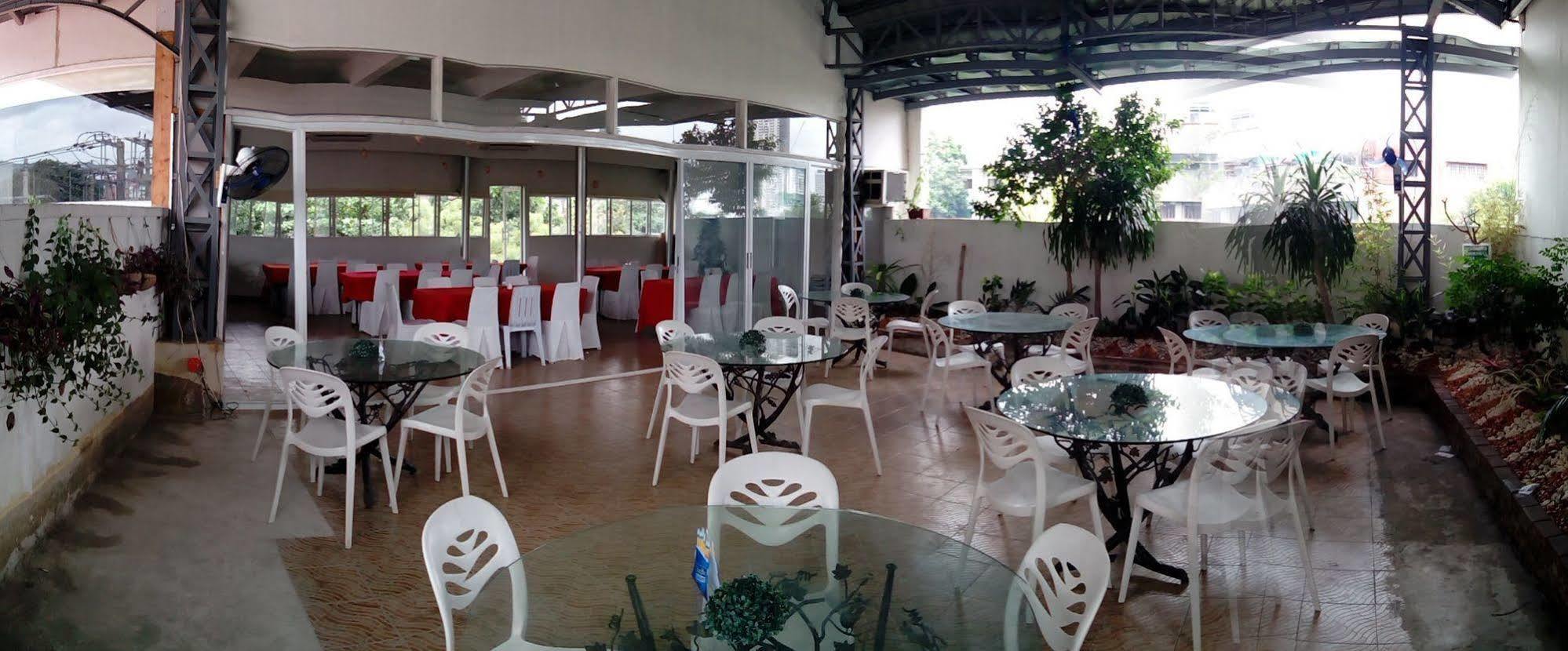 The Center Suites Cebu Exteriör bild